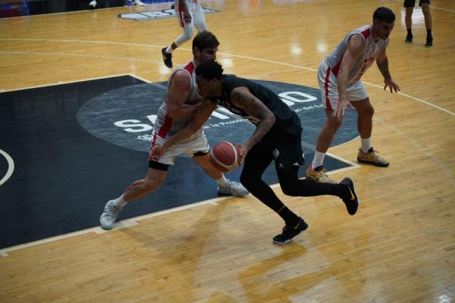 Unin gan de visita y sigue entre los 8