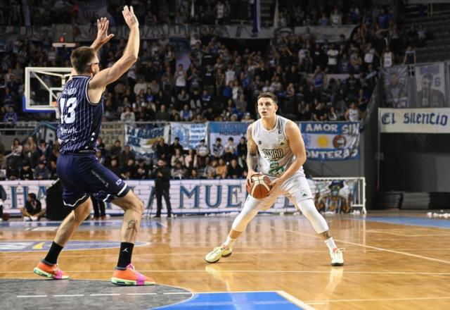 Pe�arol gan� una batalla y sigue vivo