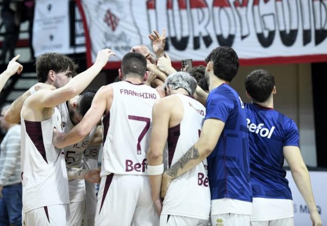 Lans cerr la serie, Viedma domin de local