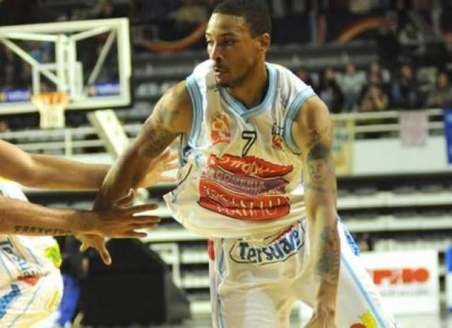Lleg Cowan y juegan con Atenas